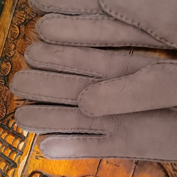 UGG Perforated shearling glove. Grey Sz: large Cold Weather Snow Boarding - Picture 10 of 13